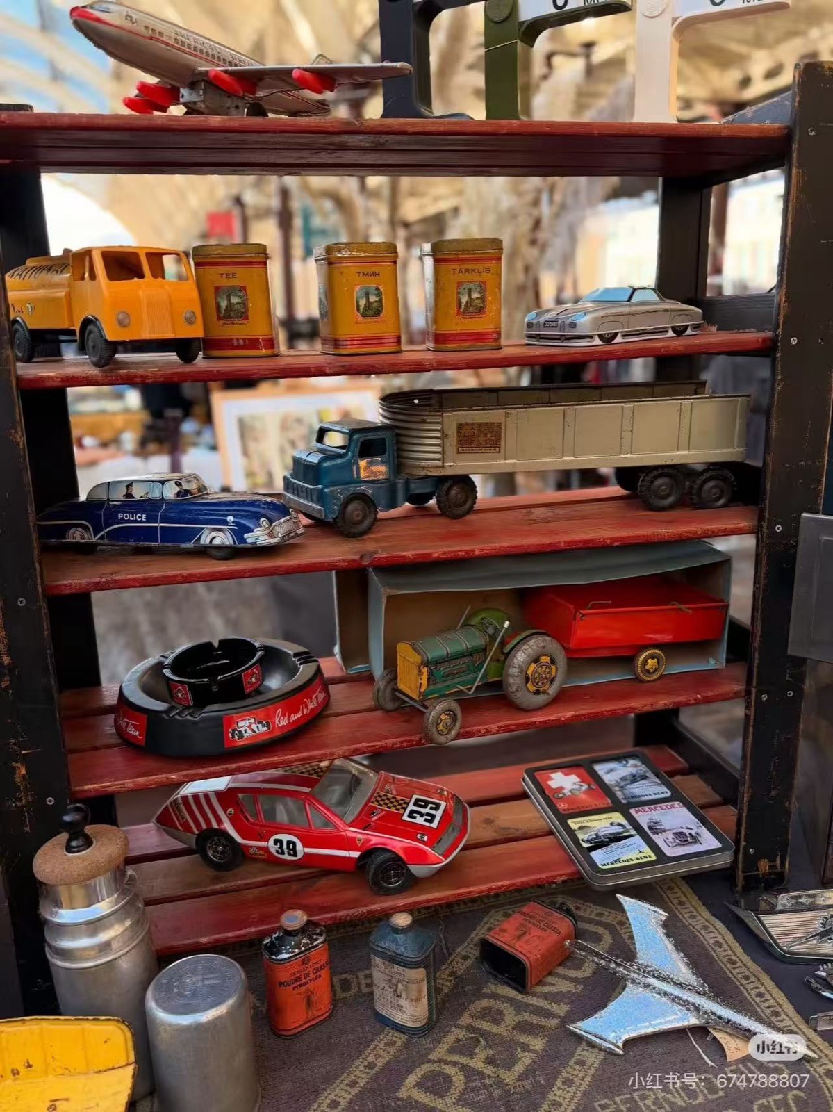 Brimfield Antique & Flea Market in Brimfield